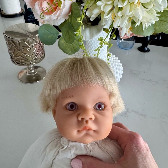 Lifelike Lee Middleton doll - Picture 8 of 10